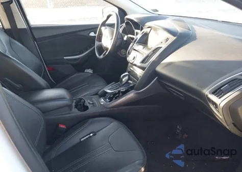 2014 Ford Focus Titanium z USA, uszkodzony, nr VIN 1FADP3J25EL252904